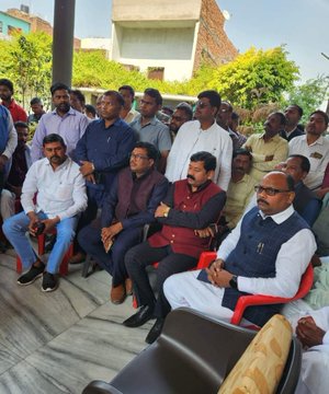 Bahujanpolitics's tweet photo. #ब्रेकिंगन्यूज़_बसपा-पूर्व बसपा विधायक राजू पाल हत्याकांड के मुख्य गवाह उमेश पाल की विगत दिनों में उनकी गोली मारकर हत्या कर दी गई थी।
आज उत्तर प्रदेश के बसपा प्रदेश अध्यक्ष विश्वनाथ पाल प्रयागराज स्थिति उनके घर पहुंच कर पीड़ित परिवार के बीच शोक संवेदना व्यक्त करी। https://t.co/jy2nOobNYQ