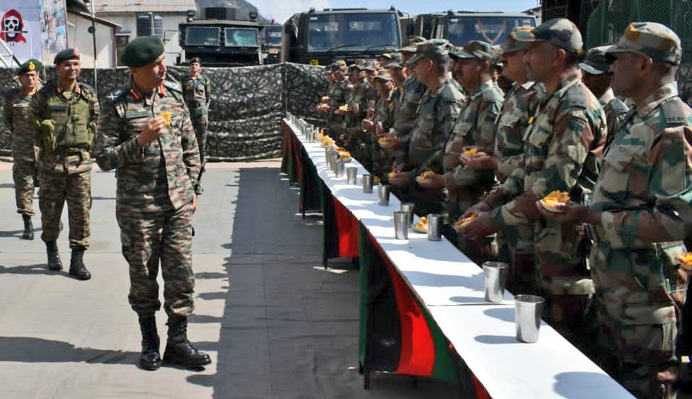 Whiteknight_IA's tweet photo. Lt Gen Sandeep Jain, visited #Samote. He reviewed the internal security situation in the region & operational preparedness. He complimented the troops for their professionalism & devotion to duty.
#IndianArmy
#OnPathToTransformation https://t.co/02enkactVH