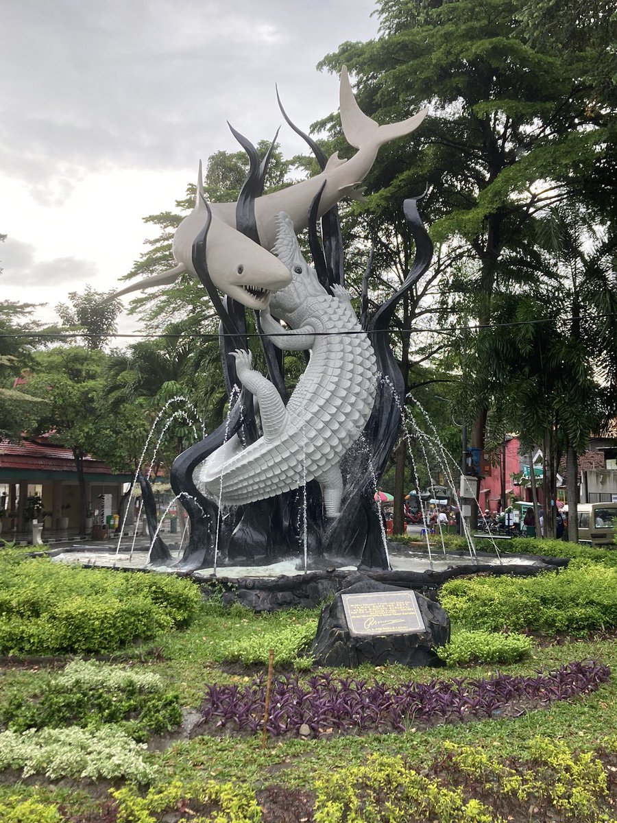 Ambil foto patung Suro-Boyo di depan KBS, tapi sayang ada kabel melintang ditengah2, hilang sudah estetik 😩 padahal ini icon legendaris Surabaya... <a href="/e100ss/">Radio Suara Surabaya</a>