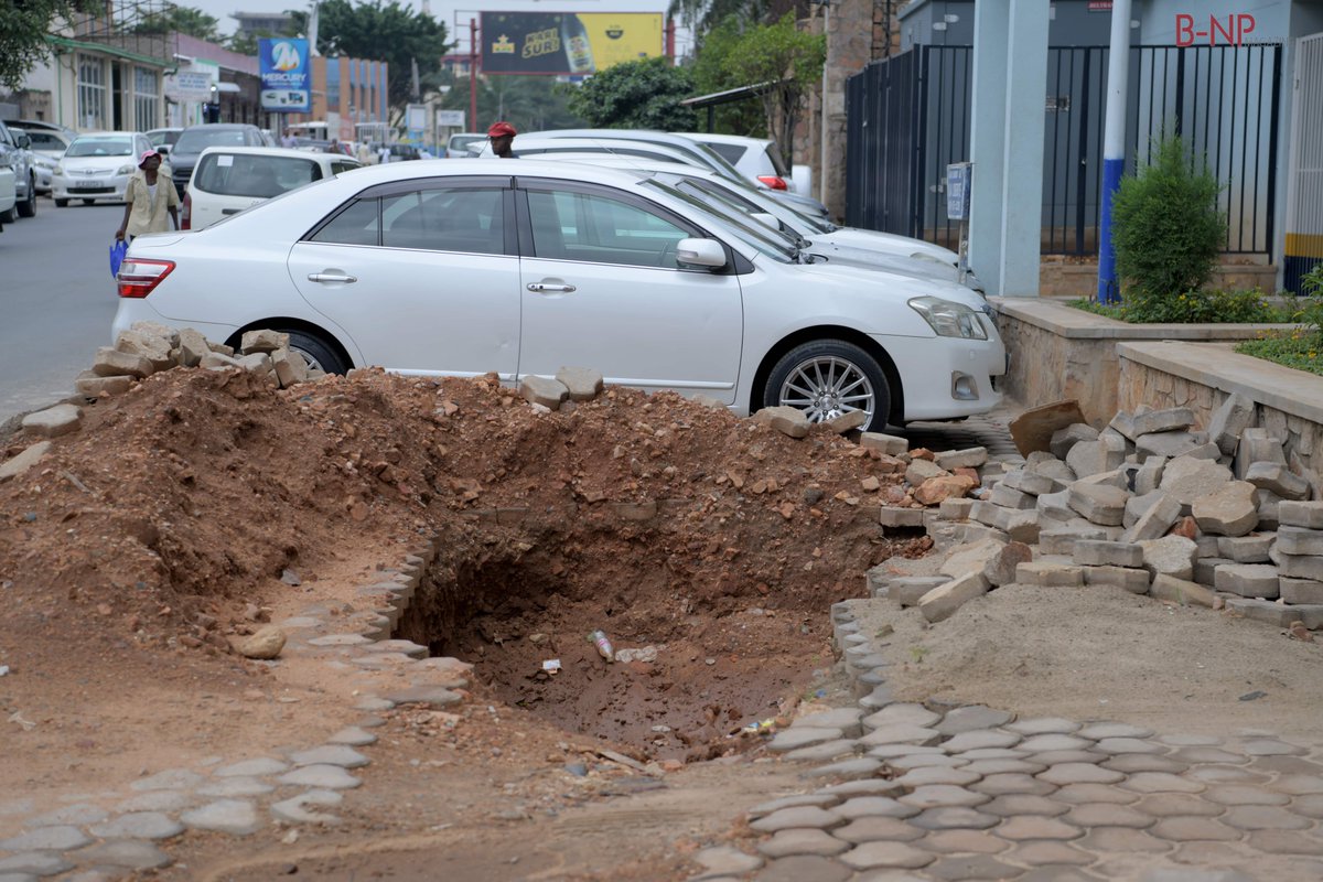 Bdi_NP's tweet photo. #Twikebuke -
Haracibonekeza mu gisagara ca Bujumbura ahantu himbwe n’abakozi ba REGIDESO canke ab’amashirahamwe akora mu bijanye na Internet iyo bariko bararondera aho intsinga canke imigano itwara amazi iba yapfiriye ariko bagaca bagira batahasubije uko bahasanze. #Burundi https://t.co/9G699UFRMV