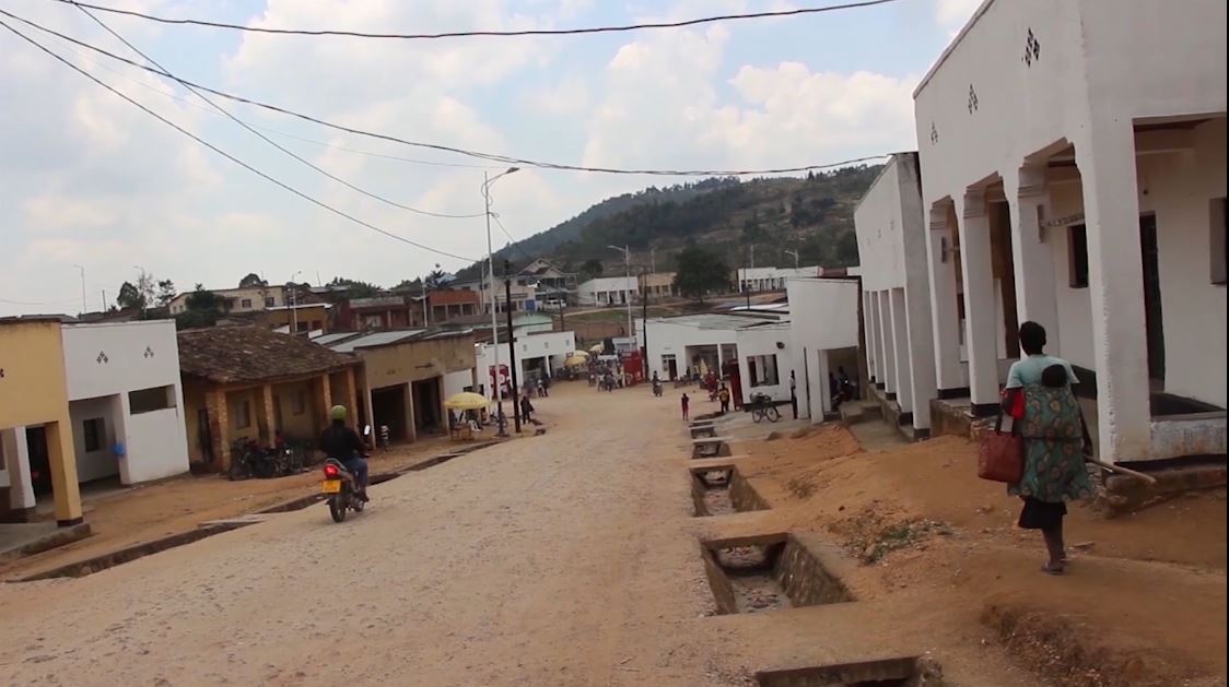 TV1Rwanda's tweet photo. Ikigo cy’igihugu cy’imisoro n’amahoro kiravuga ko gutanga inyemezabwishyu ya EBM  ku mucuruzi nta kintu na kimwe atakaza cyangwa ngo umusoro yatangaga wiyongere  cyane ko hari umubare uzwi w’amafaranga umucuruzi agomba kuba yujuje ngo abone kwakwa umusoro. @rrainfo https://t.co/rFkYgjSpZ8