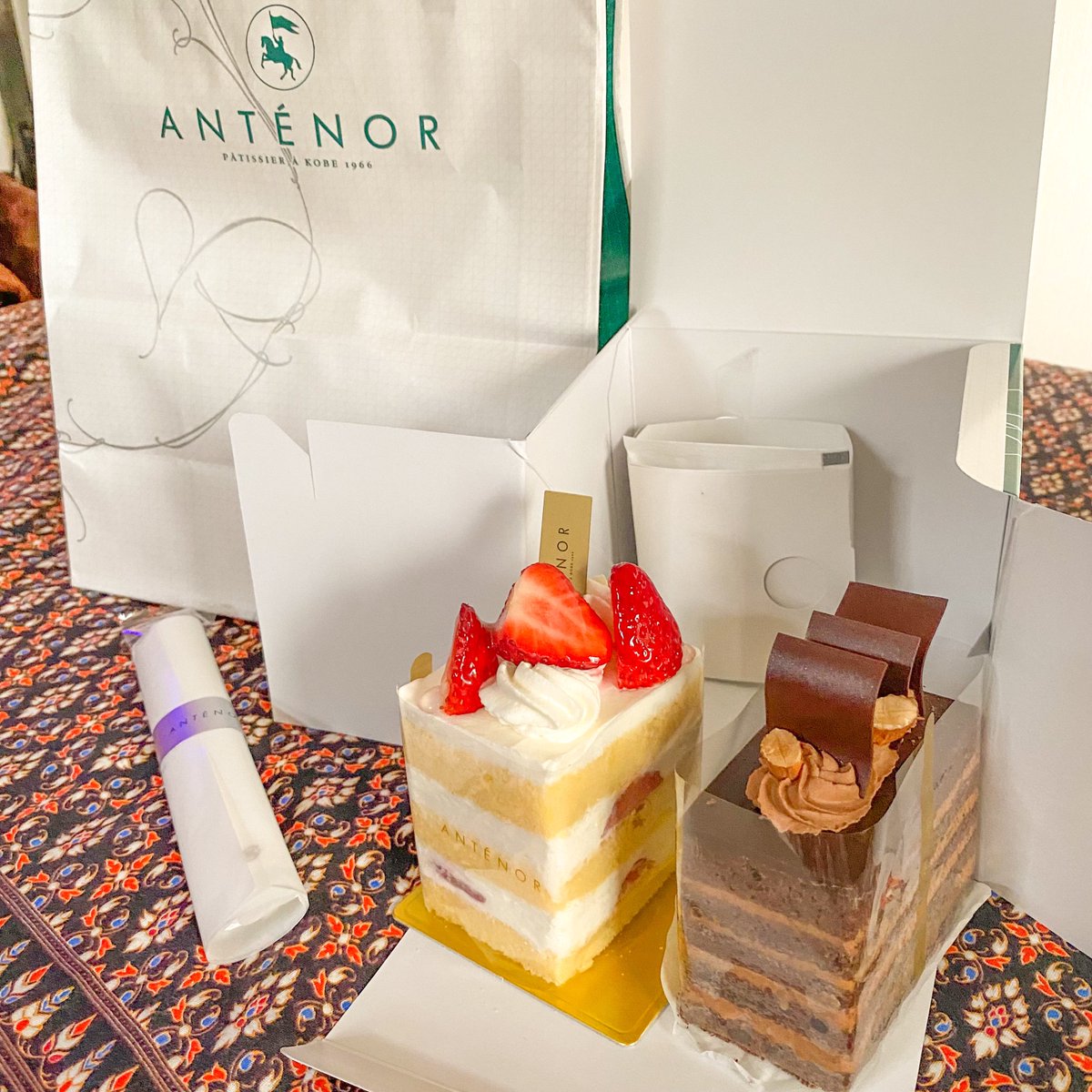 お客様にケーキの差し入れいただきました！！苺もチョコもうまい！特にチョコが濃厚で😋ありがとうございます✨