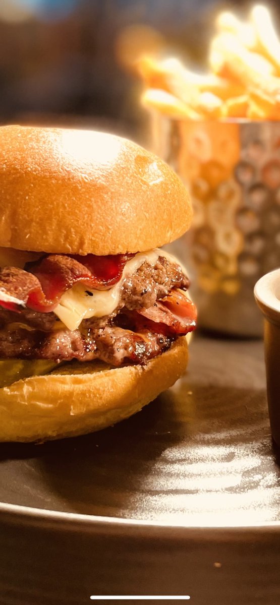 If I told you that for £10.95 you can enjoy a burger AND a pint of our fantastic craft beer you’d probably say “No way”…right?  Well it’s TRUE!  It’s flippin’ Burger Monday!  We’ll see you in a bit 🍔