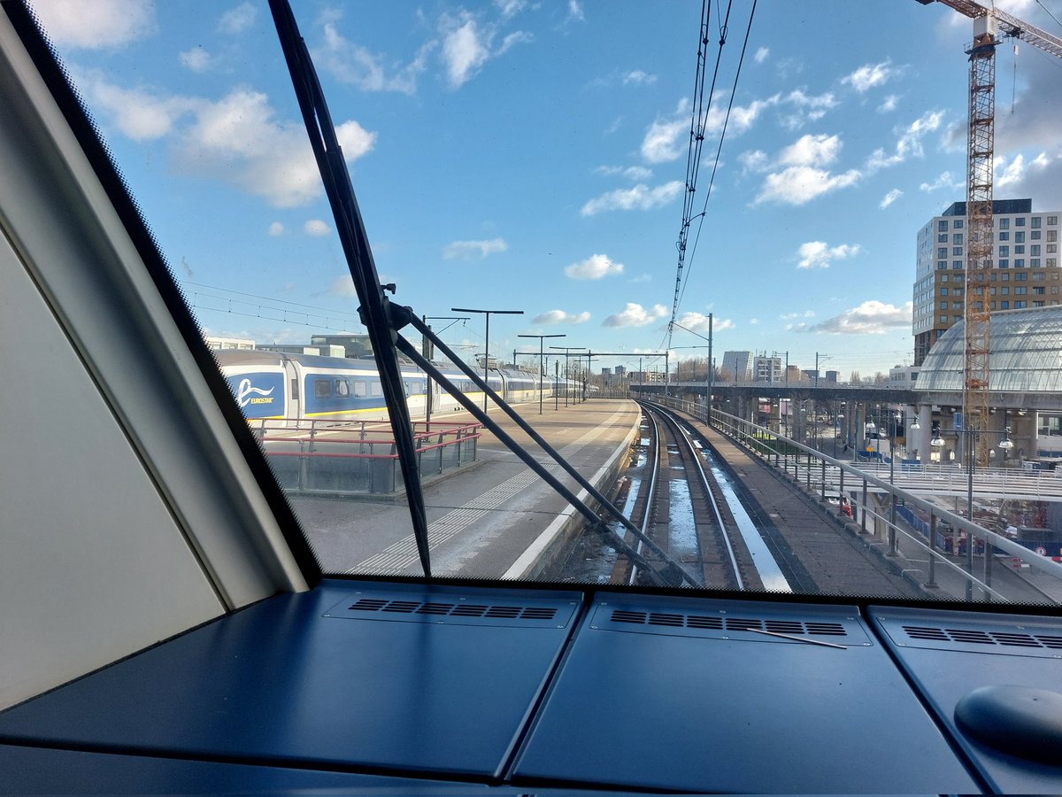 Ontmoeting met de #Eurostar bij Amsterdam Sloterdijk.

#treinleven #machinist #treinmachinist #geenaspirantmeer #genieten
