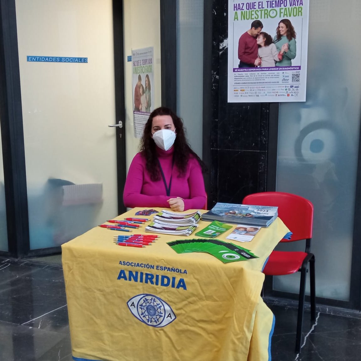 Estamos en el vestíbulo A del Hospital Clínico San Carlos dando a conocer la #aniridia la #bajavisión y las #ER 

#SomosFEDER