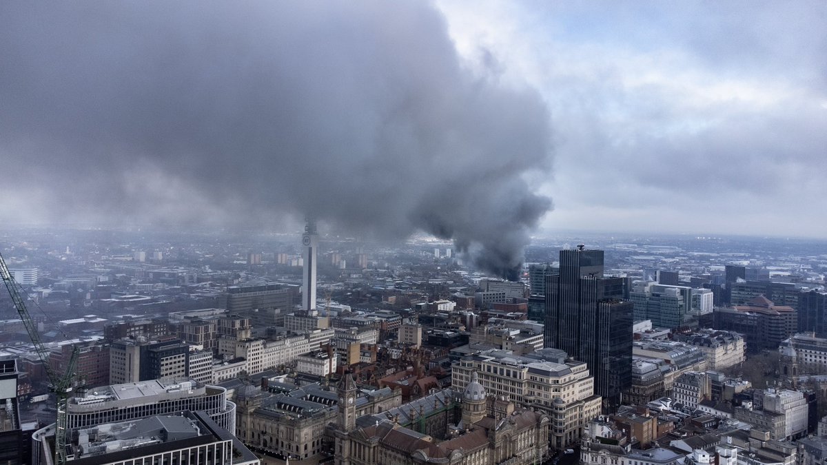 Big fire somewhere over by the gun quarter… #Birmingham threw the drone up to have a look