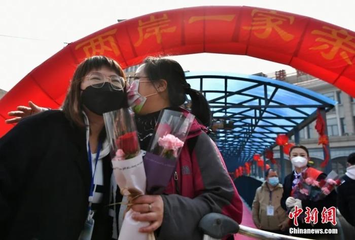 CNS1952's tweet image. 【應對挑戰，兩岸關係為何強調“融”？】新春伊始，受新冠疫情等因素影響已阻隔三年的兩岸正常交流，顯示鬆動跡象；雖不乏挑戰，兩岸吁“融”之聲更清晰懇切。今年全國兩會，兩岸多方均關注大陸方面將釋出哪些新信息、如何實質推進兩岸融合。bit.ly/3Y5eM9y