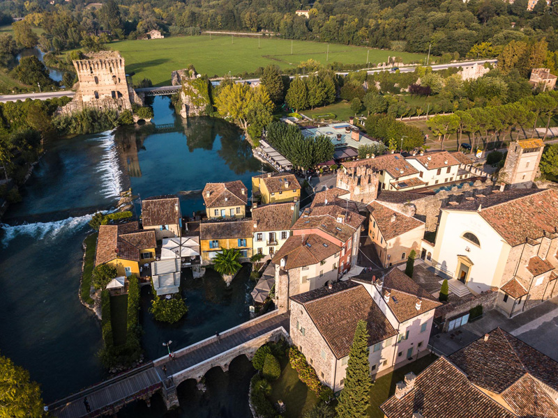 TurismoVeneto's tweet photo. Sotto la dominazione veneziana #Borghetto di #ValeggiosulMincio perse la funzione di presidio militare e venne trasformato in un centro molitorio. Decine i mulini a ruota che sfruttavano la forza del fiume

🌊 https://t.co/mwTPdbTv4H

#VisitVeneto #BorghipiùBelli #VisitVerona https://t.co/8qHsDL9TcK