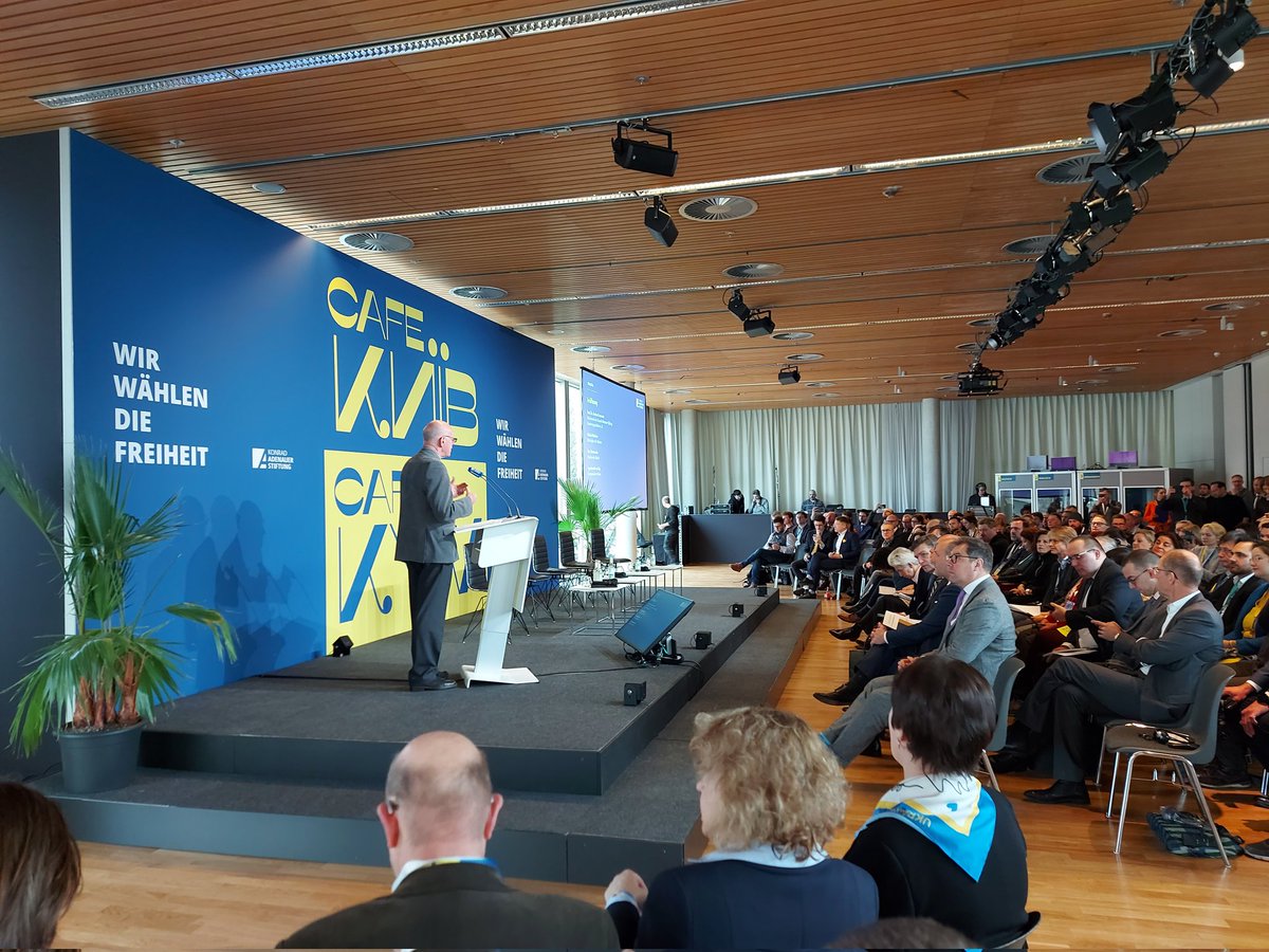 "Diese Veranstaltung muss sein, als Zeichen der Empörung und der #Solidarität mit der #Ukraine". Norbert Lammert eröffnet #cafekyiv der <a href="/KASonline/">Adenauer-Stiftung</a>. Wir sind mit dem Panel "Starke Frauen der Ukraine" vor Ort.