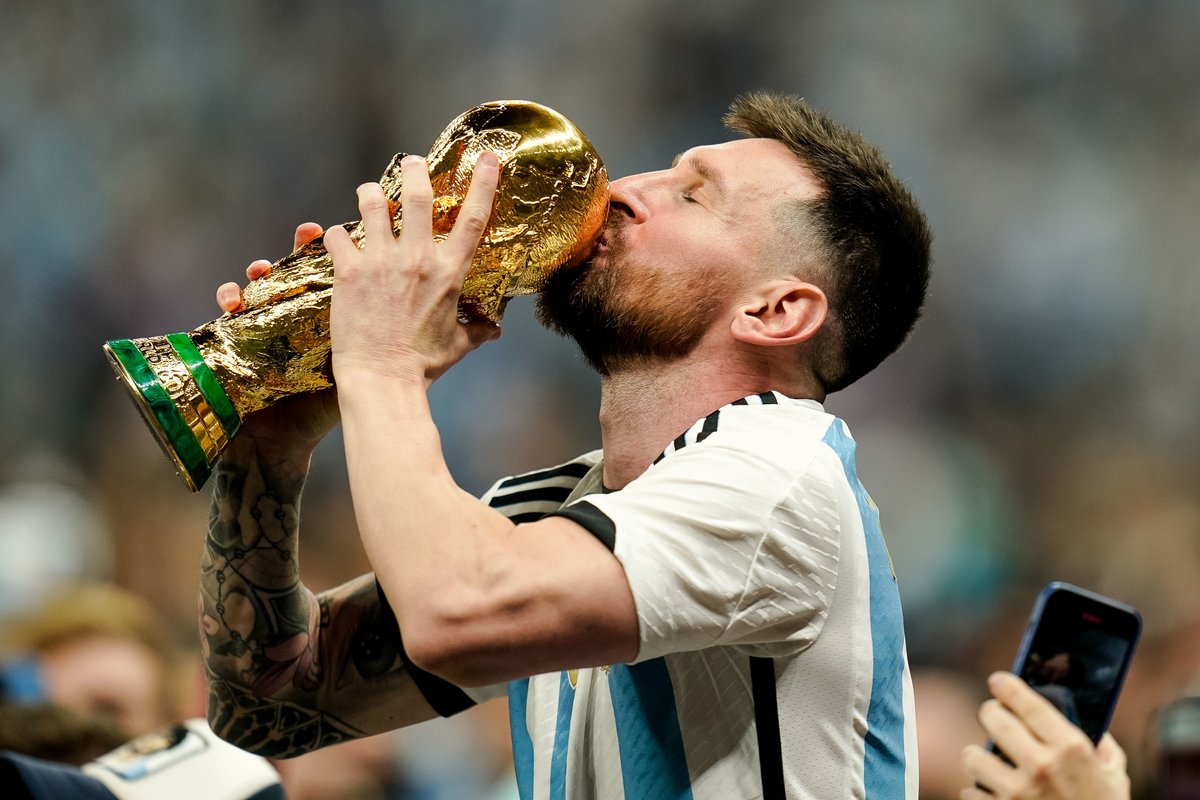 ActuFoot_'s tweet photo. 🚨 Leo Messi gagnera The Best devant Karim Benzema et Kylian Mbappé.

(@marca) https://t.co/Ui5uTN0RGZ