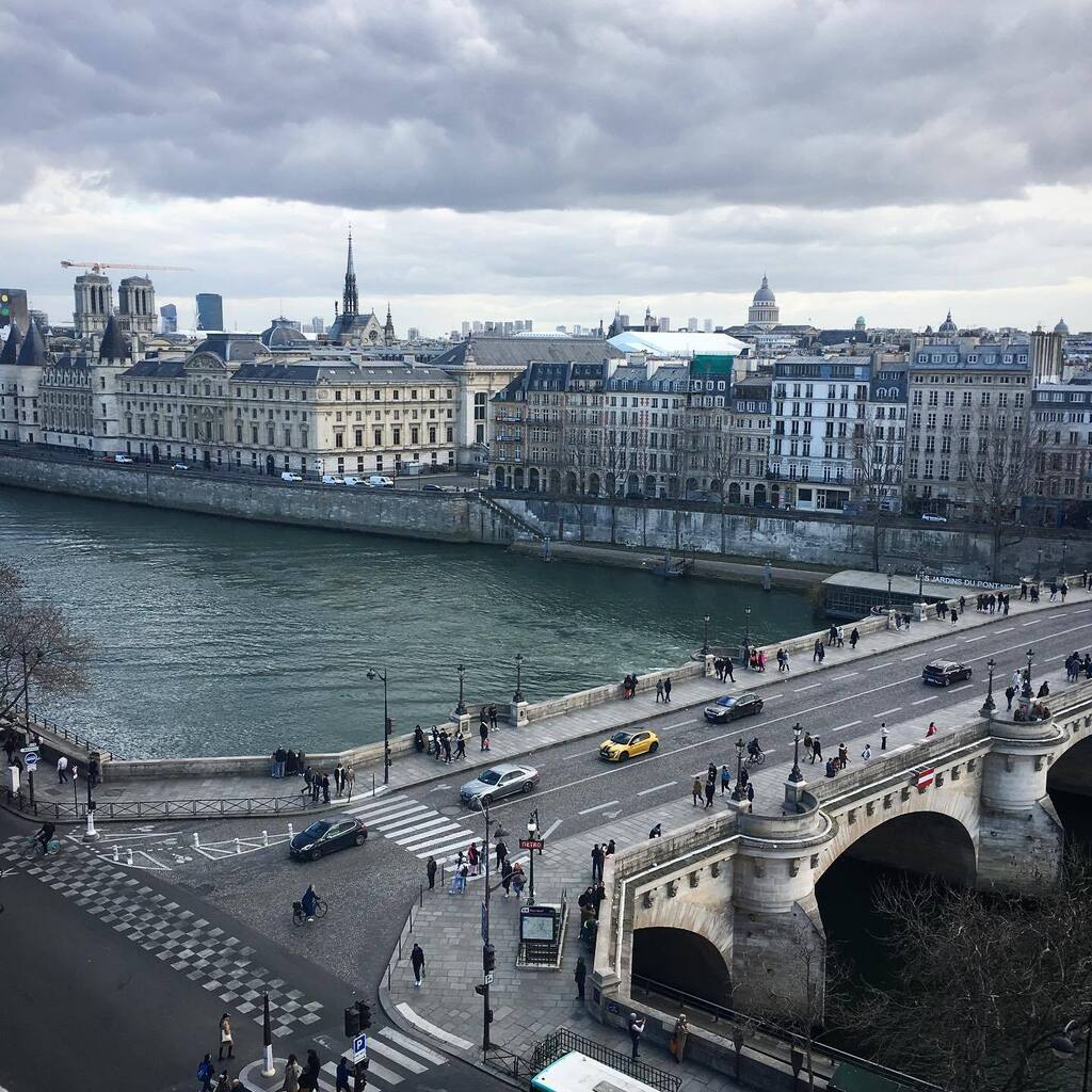 JVigas1887's tweet photo. ES| Hoy os llevamos a la @langosteria, el restaurante italiano del hotel @chevalblancparis sobre el tejado de la @samaritaineparis. 

Un sitio excepcional con una fantástica carta de vinos y una vista maravillosa sobre la ciudad de la luz.

FR| Aujourd’hui on vous emmène à l… https://t.co/jolJEyiqgl