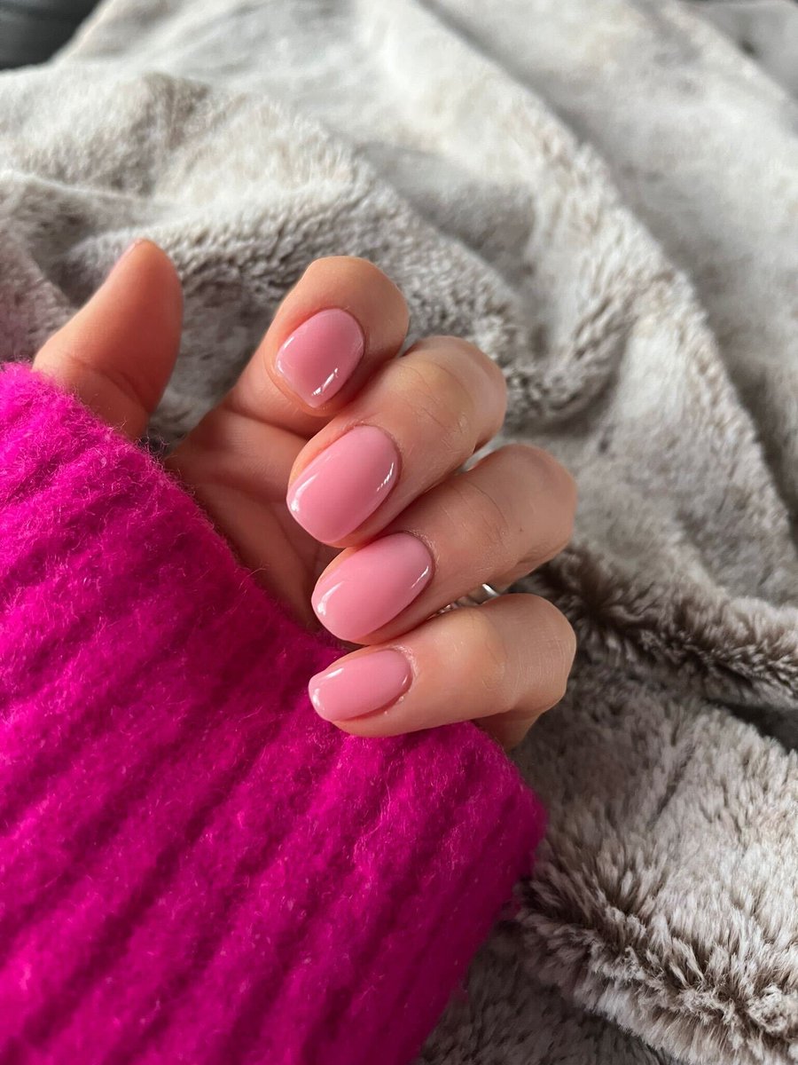 Clean, short, glossy 💕

There’s nothing better than a clean girl nail look and our Brand Ambassador @beautybyrachelherar does it so well 🤩