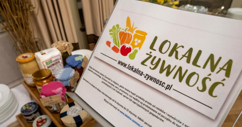 UMK_Torun's tweet photo. #UMK jest partnerem pilotażowego programu Krótkiego Łańcucha Żywności.
Dziś zostało otwarte okienko zakupowe dla amatorów zdrowej żywności od rolników z województwa kujawsko-pomorskiego 👉 https://t.co/cHtY6h4LNQ 

#zdroważywność #ShortFoodChain @LubieTuByc @torunpl