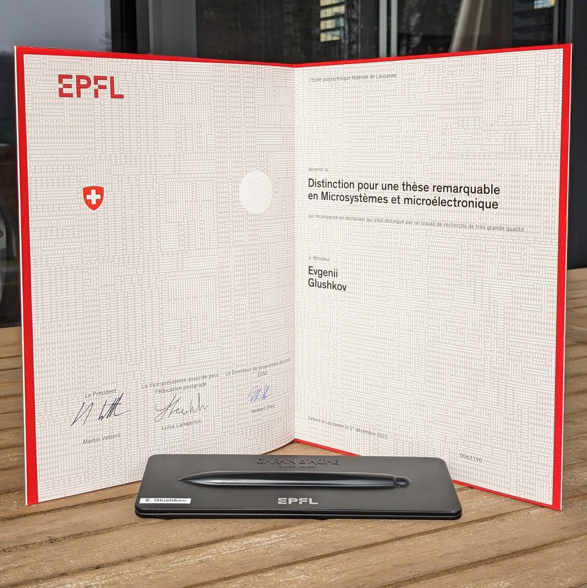 Nice farewell gift from @EPFL_en ! Very humbled to receive this award for my PhD thesis
epfl.ch/education/phd/… 

Thanks to @LabRadenovic for being a great supervisor and to all my colleagues for their invaluable contribution!

#PhD #phdlife #phdthesis