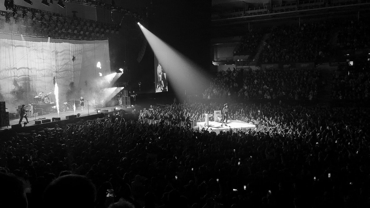 mougalou's tweet photo. Just a few phone shots from the awesome @yungblud gig at Sheffield Arena 🤘🏻🖤🤘🏻 https://t.co/IM06h6NthR
