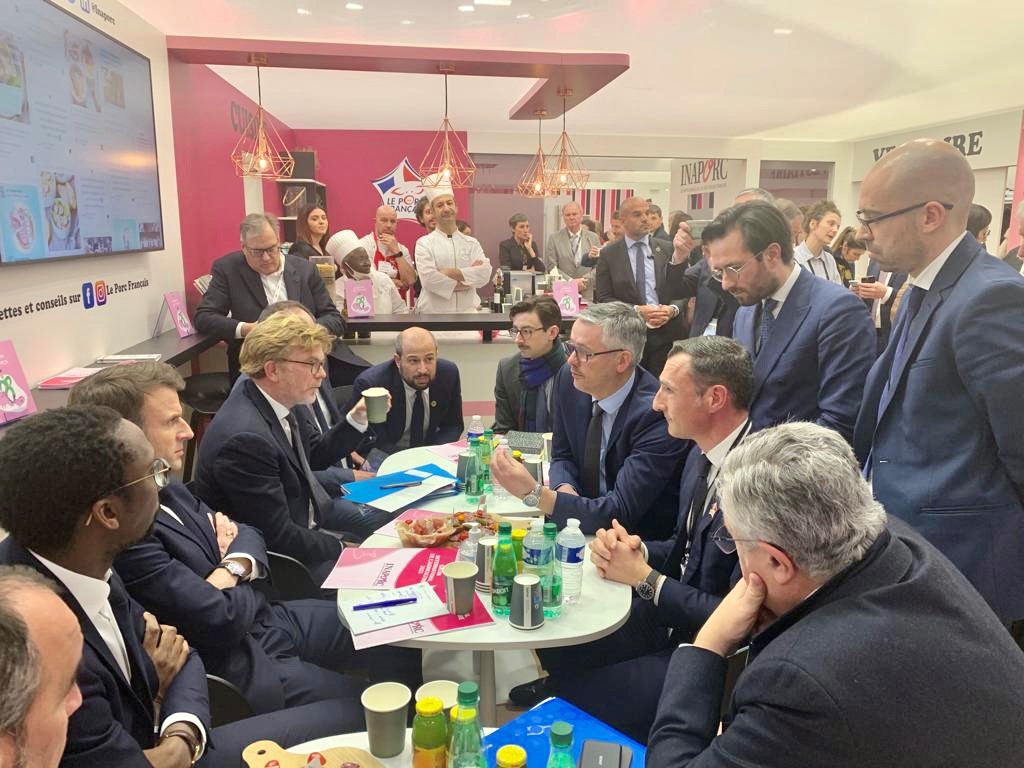 Rencontre avec <a href="/EmmanuelMacron/">Emmanuel Macron</a> et <a href="/MFesneau/">Marc Fesneau</a> au <a href="/Salondelagri/">Salon International de l'Agriculture</a>🥚
L'occasion d'échanger sur l'élargissement de l’interdiction de l’élimination des poussins mâles au niveau européen et la demande de soutien pour l'accélération de la vaccination contre l' #InfluenzaAviaire. #SIA2023