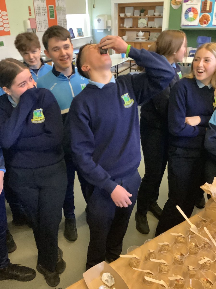 ASCNClara's tweet photo. Today in Ard Scoil Chiarain we celebrate #ExcellenceInEducation as part of #ETBAwarenessWeek. Devin O’Sullivan from FEAST Ireland, spoke to TY’s and 3rd yr Home Ec pupils about the future of food and food sustainability. Pupils tasted Oysters, Banana Chutney and Kombucha https://t.co/kXqe2UuHHW