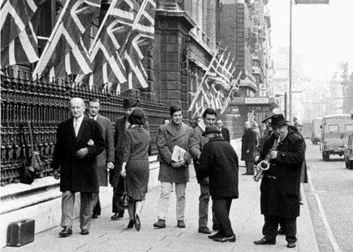 yesterdaypills's tweet photo. #SwingingLondon
Nel 1966 #Mogol e #Battisti trascorsero una settimana a Londra su invito di #DickJames della Northern Songs, editrice dei #Beatles. Alloggiarono in un club esclusivo, visitarono i luoghi più swinging e #Mogol incontrò #BobDylan per la traduzione di alcune canzoni. https://t.co/25CRUztHGR