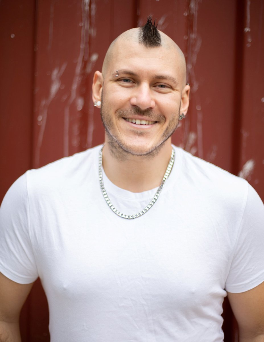 V8Sheppard's tweet photo. Pumped to be doing an in-conversation event next Tue 7 Mar at Osborne Library to celebrate Australian Reading Hour! 🤩🤩

I'll be in-convo with @bianca_breen from @YAforWA talking about reading, writing, The Brink and more!

Details &amp; free tix here:  https://t.co/UCPGLQrsel https://t.co/yVSvMf0EhO