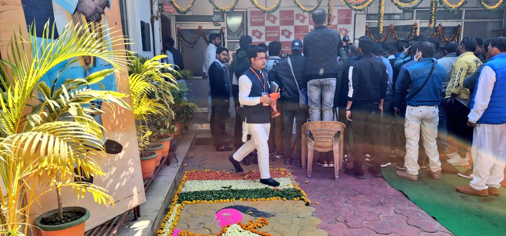 KaranMahara_INC's tweet photo. भाजपा प्रदेश मुख्यालय पर "बूथ सशक्तिकरण अभियान" की कार्यशाला के द्वार पर फूलों से बने तिरंगे की प्रतीकात्मक छवि को पैरों तले रौंदने वाली सम्मानित राज्यसभा सांसद और उनके पदाधिकारी है।
इन तस्वीरों से भाजपा का छद्म राष्ट्रवाद और तिरंगे के प्रति सम्मान का दोहरा चरित्र उजागर होता है। https://t.co/b7eQclNzn5
