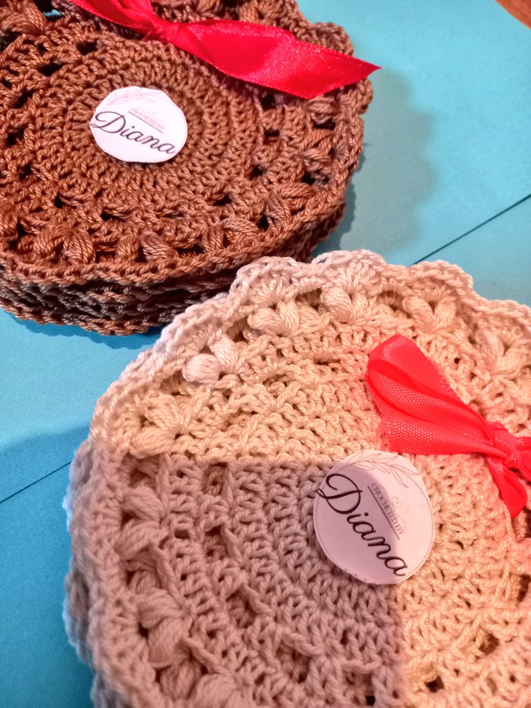 Coasters are perfect for your summer drinks.. or coffee. ☕️🧋

#crochet #gantsilyo #CrochetedbyDiana #mugrug #crafty #coasters