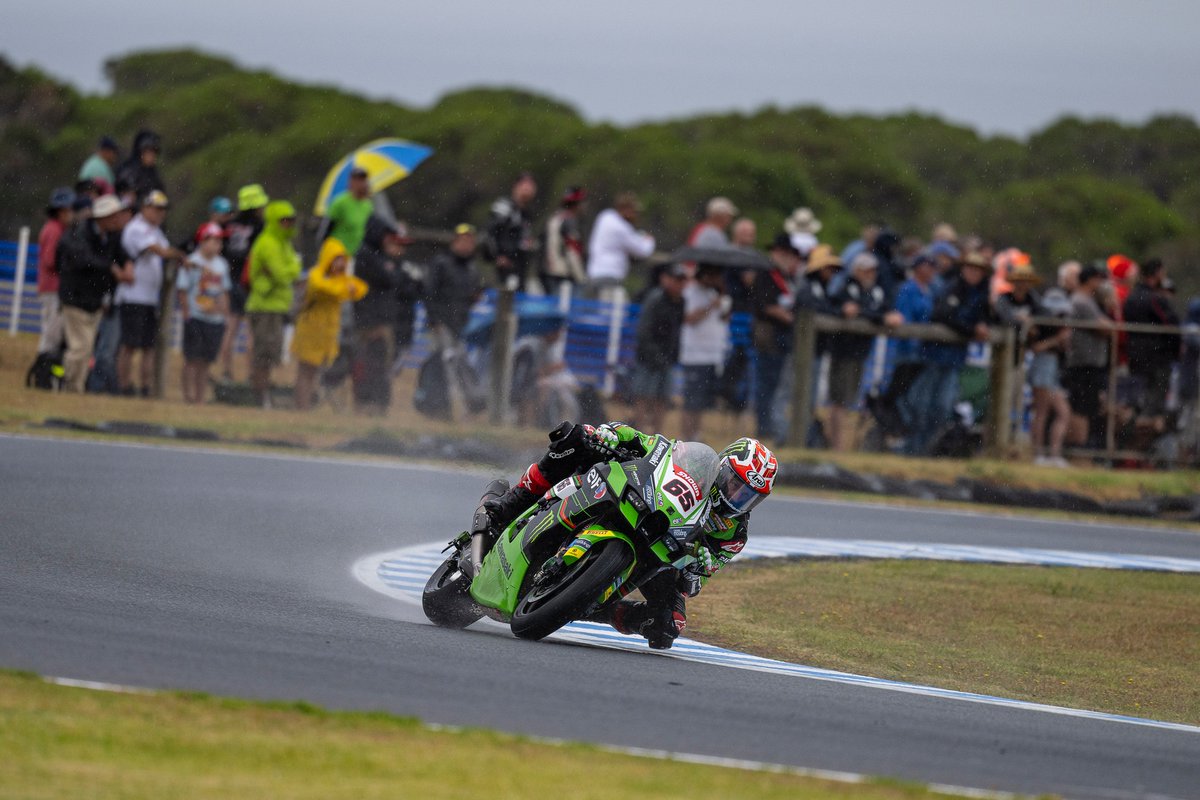 Kawasaki_Italia's tweet photo. Il mondiale Superbike 2023 è iniziato! A Phillip Island Jonathan Rea conquista il secondo posto sulla pista bagnata di Gara 1.

Il tempo per la rivincita è adesso: già questo weekend la Superbike sbarca in Indonesia, dal 3 al 5 marzo.

#ForzaKawa #AUSWorldSBK https://t.co/O9nkVMuxA7