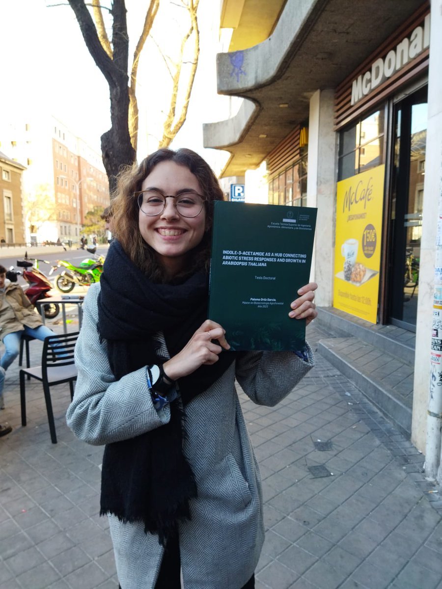 Este viernes pasado defendí mi tesis doctoral y aquí me podéis ver sonriente con mi bebé. Fue un día emocionante en el que lloré de todas las emociones que existen. Mi más profundo agradecimiento para <a href="/StephanPollmann/">Stephan Pollmann / @stephanpollmann.bsky.social</a>, el mejor director que se podría desear. Hoy no he madrugado💆‍♀️