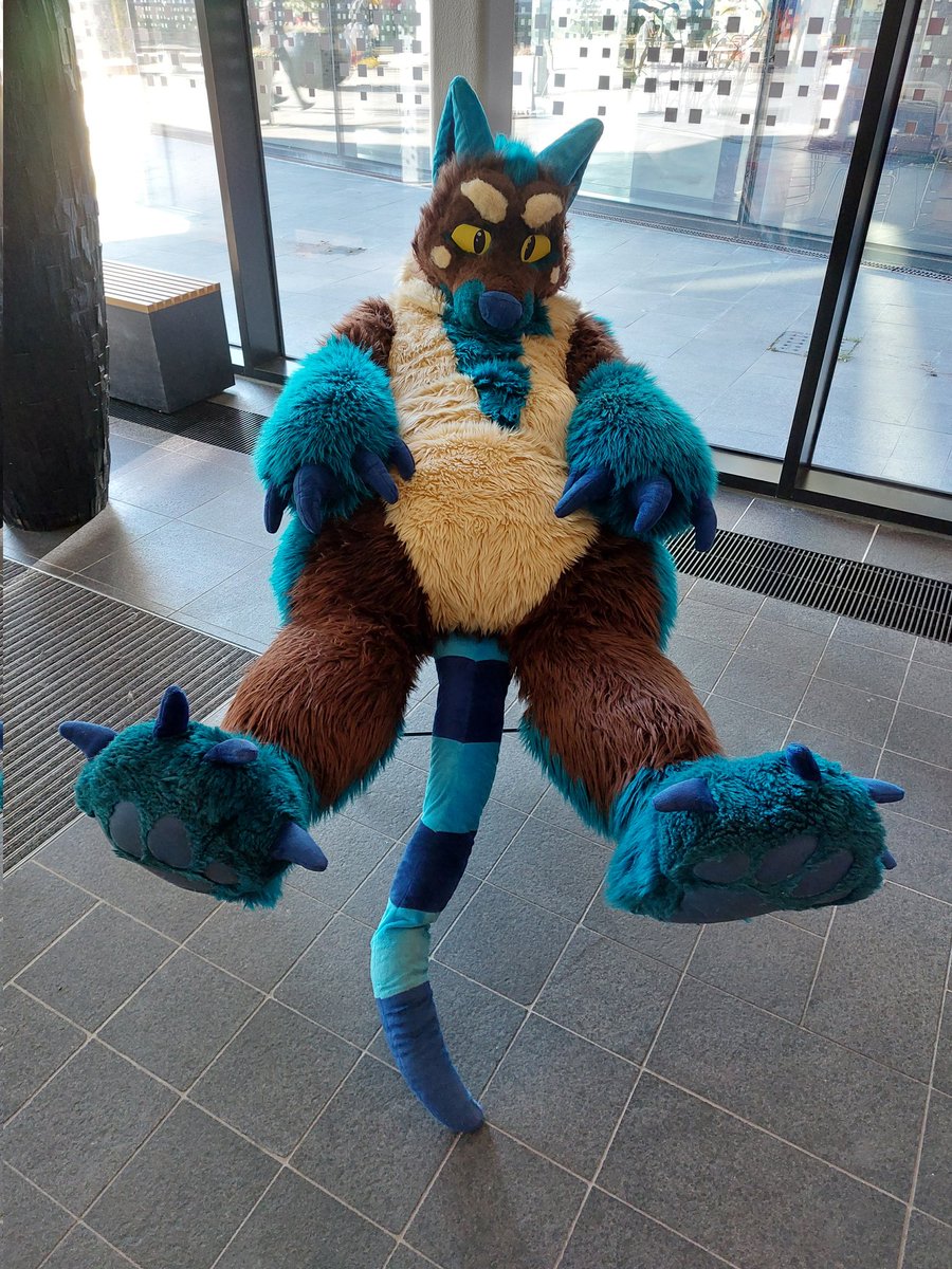 SlocombeKitty's tweet image. Proudly presenting... the incredible levitating @Rakhan plush! #nordicfuzzcon #NFC2023 #plushsuit #adequateplush #chupacabra