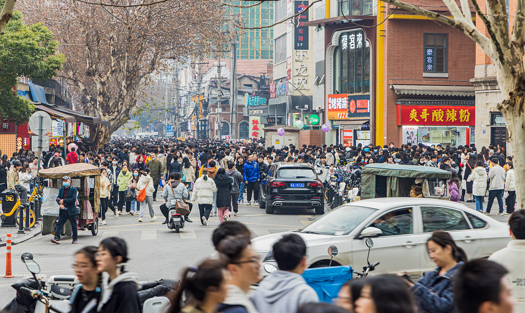 WuhanPlus's tweet photo. 🤗Shuita Snack Street on Jianghan Road is welcoming #Wuhan's foodies with a variety of mouth-watering snacks.😋
Hot and dry noodles, three delicacies wrapped in tofu skin, bean shreds... Which do you like best?🥘🍲🥣 #WuhanPlus #DeliciousWuhan https://t.co/gsrskO5F6d