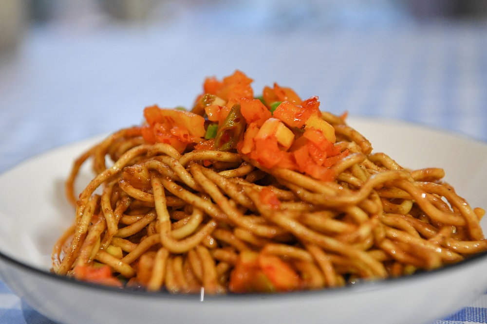 WuhanPlus's tweet photo. 🤗Shuita Snack Street on Jianghan Road is welcoming #Wuhan's foodies with a variety of mouth-watering snacks.😋
Hot and dry noodles, three delicacies wrapped in tofu skin, bean shreds... Which do you like best?🥘🍲🥣 #WuhanPlus #DeliciousWuhan https://t.co/gsrskO5F6d