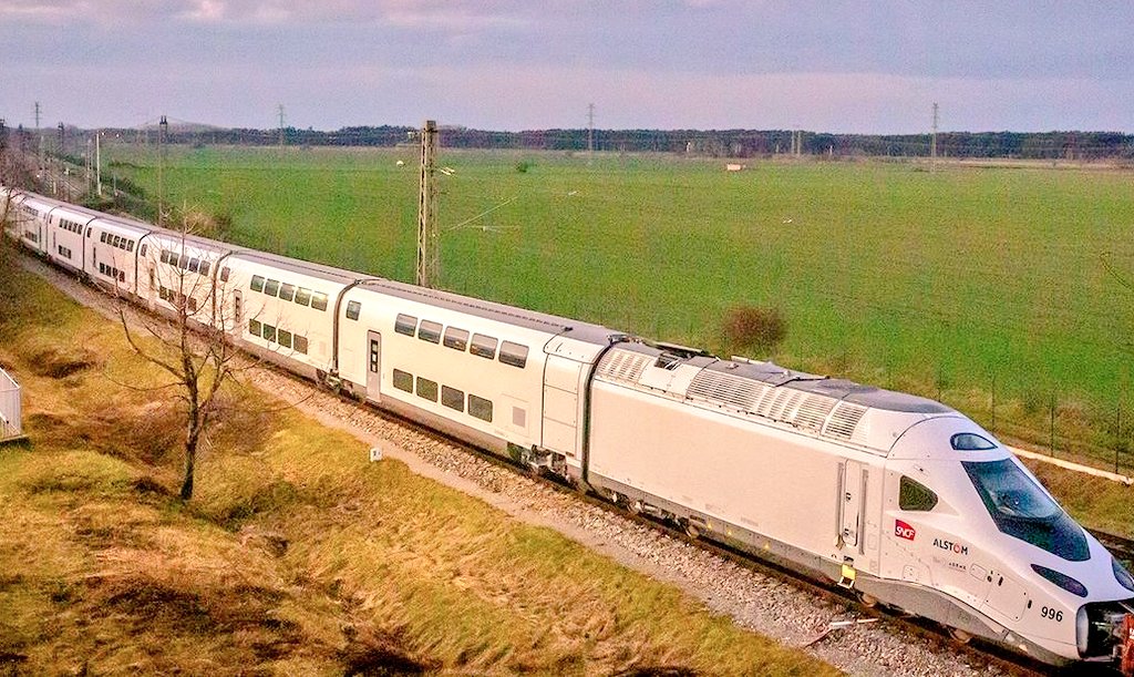 AlexisDutertre's tweet photo. 🇨🇵🤝🇨🇿🇪🇺 | V červnu do 🇨🇿 přijela historická vysokorychlostní jednotka #TGV 16, jejíž provoz byl zahájen v roce 1981 #TGVCESKO.

👉 Nyní @GroupeSNCF 🇫🇷 v 🇨🇿 testuje #TGVM budoucnosti na zkušebním okruhu ve Velimi!🚆

@min_dopravy #Railways https://t.co/KlPi6NJjd5