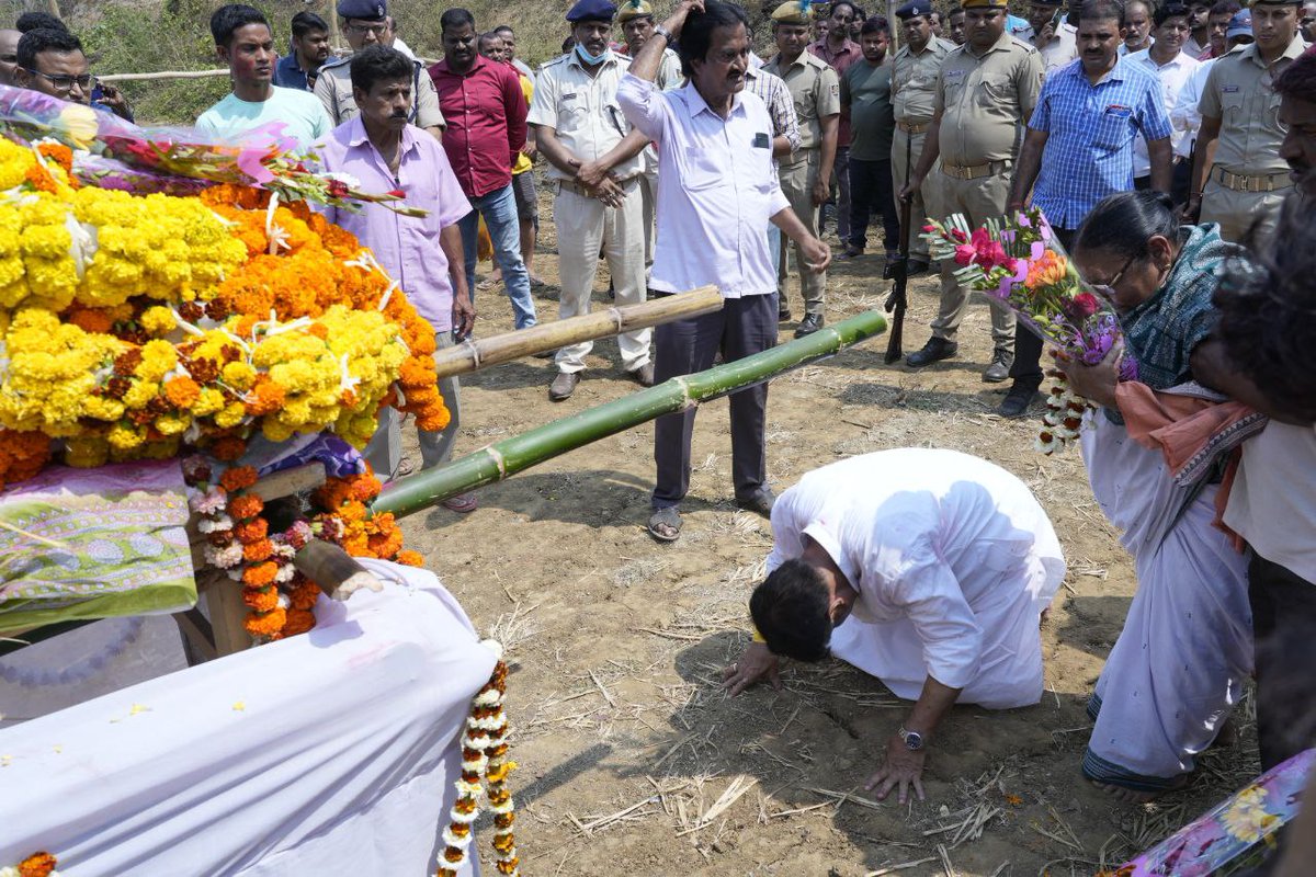 rajaaswain's tweet photo. ଆଠଗଡ଼ର ପୂର୍ବତନ ବିଧାୟିକା ତଥା ଆମ ପ୍ରିୟ ରାଣୀ ମା' ଙ୍କ ଆଜି ତିଗିରିଆ ଠାରେ ସମ୍ପୂର୍ଣ୍ଣ ମର୍ଯ୍ୟାଦାର ସହିତ ହୋଇଥିବା ଶେଷକୃତ୍ୟରେ ଯୋଗଦେଲି।

ପ୍ରଭୁ ଜଗନ୍ନାଥଙ୍କ ନିକଟରେ ତାଙ୍କର ଅମର ଆତ୍ମାର ସଦଗତି କରନ୍ତୁ। https://t.co/cAIrYqJpja