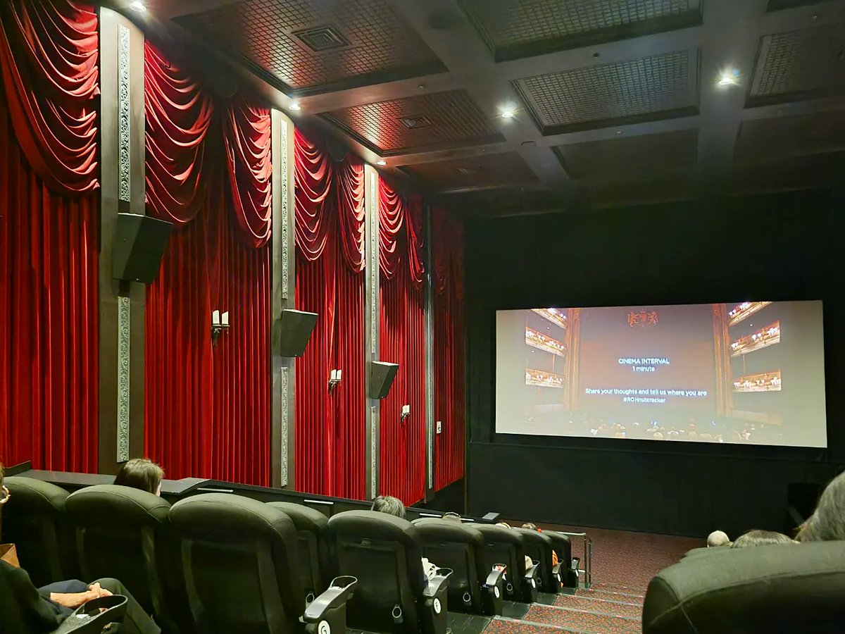 emagicallife's tweet image. 英国ロイヤルオペラハウスシネマ
くるみ割り人形観てきた❤️
シアター内もROH風で良き💕
金平糖の精もクララも他役も日本人多いのでもしロンドン旅行中なら限られた時間の中ROHで観る意味…🤔と思いそうな私には映画館で観れて有難いし、とにかく金子ふみさんが素晴らしかったです💕

#rohnutcracker