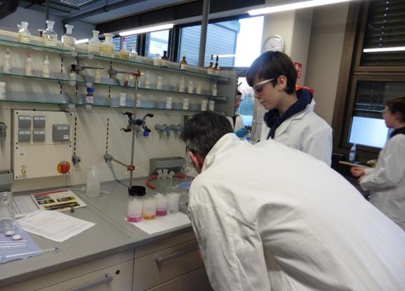 Sustainable Chemistry Centre Bayreuth (@suscentrebay) on Twitter photo Schülertag im Sustainable Chemistry Centre: Indikatoren reagieren auf die pH-Absenkung bei Zugabe von Trockeneis (CO2(s)).
<a href="/unibt/">Universität Bayreuth</a> #Unibayreuth #Bayreuth #Chemie #Katalysator #Trockeneis #Labor #EinTagimlabor #Schule #Unterricht #Chemiemachtspass Schülertag im Sustainable Chemistry Centre: Indikatoren reagieren auf die pH-Absenkung bei Zugabe von Trockeneis (CO2(s)).
<a href="/unibt/">Universität Bayreuth</a> #Unibayreuth #Bayreuth #Chemie #Katalysator #Trockeneis #Labor #EinTagimlabor #Schule #Unterricht #Chemiemachtspass