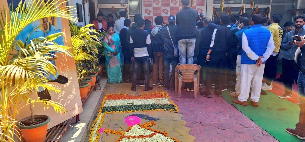 AmarjeetsINC's tweet photo. @KaranMahara_INC @BJP4UK @BJP4India @dushyanttgautam @drajoykumar @mahendrabhatbjp @narendramodi @JPNadda @Pawankhera @Jairam_Ramesh @SupriyaShrinate भाजपा के नेताओं तथा पदाधिकारियों से तिरंगे के प्रति सम्मान की आशा करनी बेमानी है।
बल्कि इस खबर को दबाने का भी प्रयास किया गया।
ये वही लोग हैं जिनके मातृ संगठन पर 52 साल तक तिरंगा नहीं फहराया गया, आज केवल राजनीतिक लाभ मात्र के लिए तिरंगे का सम्मान और तिरंगा यात्रा आयोजित करते हैं। https://t.co/CNNytH309j