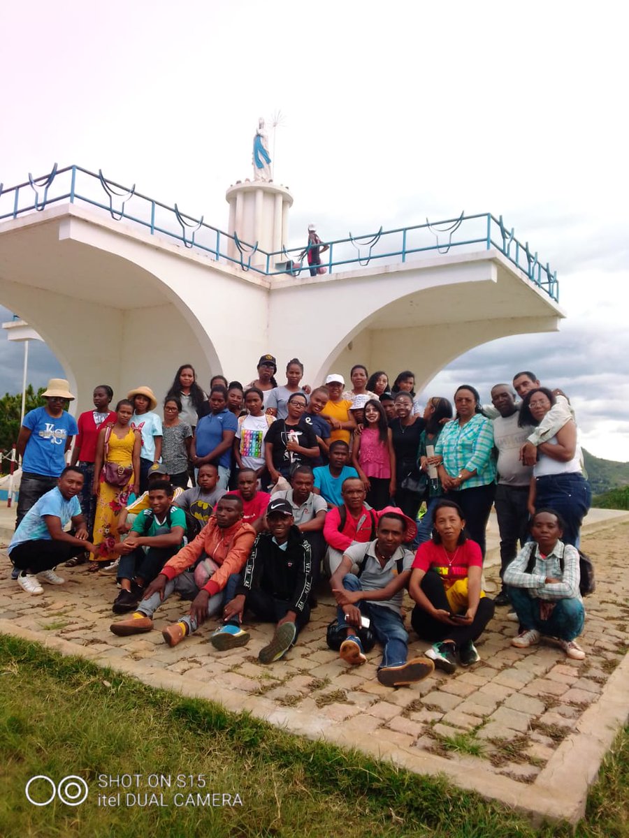 Com cada any els nostres companys i companyes fan 1 sortida per divertir-se i conèixer-se millor entre departaments. Entre  l'ONG TSINJO MNA i Yamuna ONGD són un equip d més de 40 persones, totes elles malgaixes. 
🤩
#Madagascar #cooperació #solidaritat  #ongd