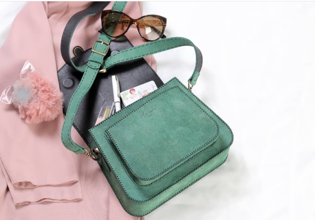 Arashleatherbag's tweet photo. Do you like this color?

Visit us in dubai @themakersguilddubai
#ARASHleather
Hand-Crafted Camel Leather
#Premium_Quality
#Genuine_leather
#Artisanal_products

please contact us.
Whatsapp: +971557091364
Email: arashleather.co@gmail.com
Website: https://t.co/5O8K7FhNSI https://t.co/eGQrhVl1G1