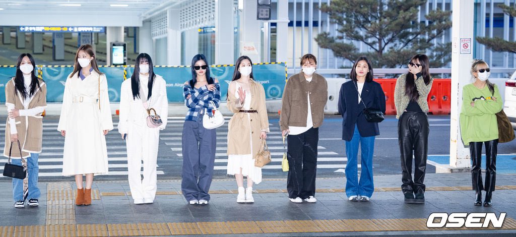 ossydeguzman's tweet photo. My #TWICECatcher crumbs huh.
They're both headed to the U.S. too like, oh, to be Asian. 🙃

#TWICE #Dreamcatcher https://t.co/3g5mYx4xX1