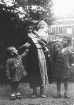 AuschwitzMuseum's tweet image. 27 February 1932 | A Dutch Jewish boy, Leo van den Berg, was born in Rotterdam. 

He was deported to #Auschwitz and murdered in a gas chamber on 8 August 1942. He perished together with his mother Roza and his siblings Roosje and Max.