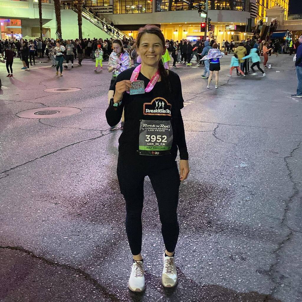 san_runs_in_ca's tweet photo. Rock’n’Roll Running Series Las Vegas Halfmarathon ✔️
.
#halfmarathon #streakers365 #irunthisbody #runhappy #streakNsincity #getoutside #runningforsanity #inspiringwomenrunners #running #thisgirlruns #runnergirl #runnersofinstagram #instarunners #runhappy #womenrunners #ru… https://t.co/LkXh2serw6