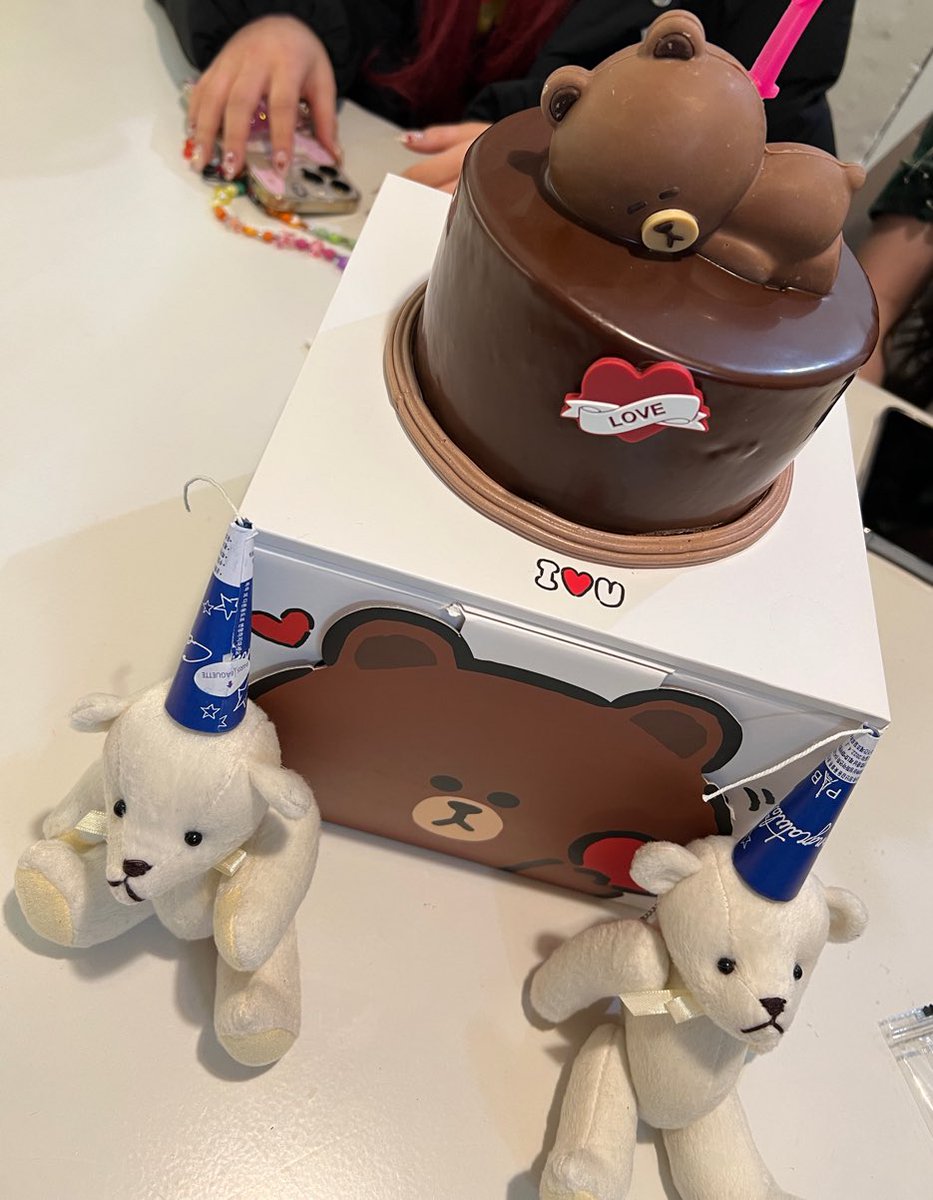 bblsumin's tweet photo. 🐰💭
-the salon gave us a surprise today?!!!! https://t.co/AZ6DfGsgun