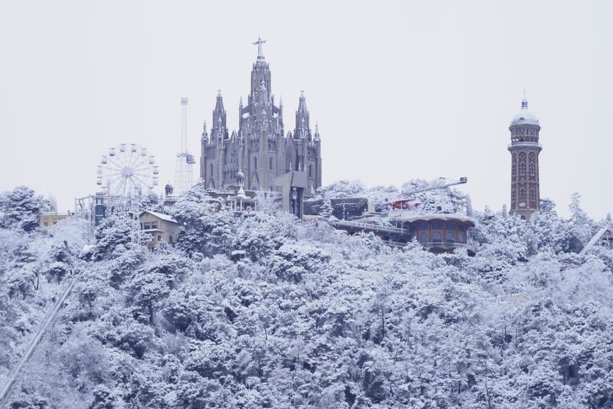 Está nevando en varias comunidades de #España, y nuestra imagen favorita es del Tibidabo vestido de blanco. ¿Cuál es la tuya? 

📸 vía <a href="/elpais_espana/">EL PAÍS España</a>