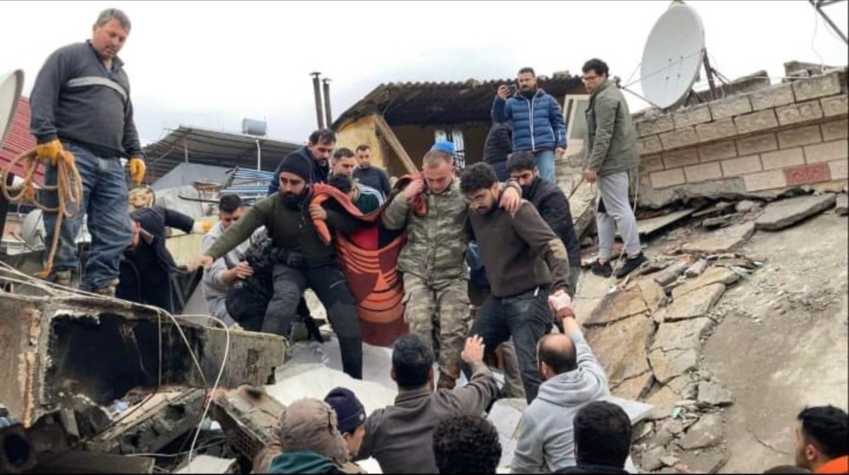 barisatay's tweet photo. Arkadaşlarımız günlerce yemek yemedi, uyumadı. Duydukları her sese koştular, çabaladılar, hayatlar kurtardılar. @Kizilay’ın yaptığı arsızlığı, dolandırıcılığı protesto ediyorlar diye onlara yapılan işkence etmek. Sizlerle çok büyük hesabımız var. İktidarınızı başınıza yıkacağız! https://t.co/1ZuoMvrLuZ