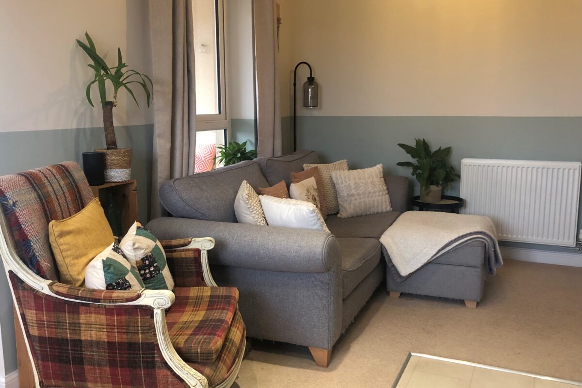 RavenHT's tweet photo. We've got a fantastic resale shared ownership flat that's come on the market in Ifield, Crawley. This one-bedroom flat has been beautifully maintained and recently decorated. Ideally located in a popular location near to shops as well as public transport https://t.co/fBnrFB0Yk8 https://t.co/K2jbnU935a