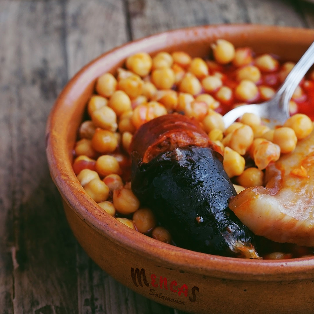 carnicasmencas's tweet photo. Con el frío que hace hoy, el cuerpo pide cocido. Lo mejor de nuestra tierra, las legumbres, las verduras y, por supuesto, los ibéricos.
#DiaInternacionalDelCocido #cocido #jamon #chorizo #morcilla #tocino #tradicion #platodecuchara #legumbre #garbanzos #Mencas #Salamanca https://t.co/9oShCNNo0C