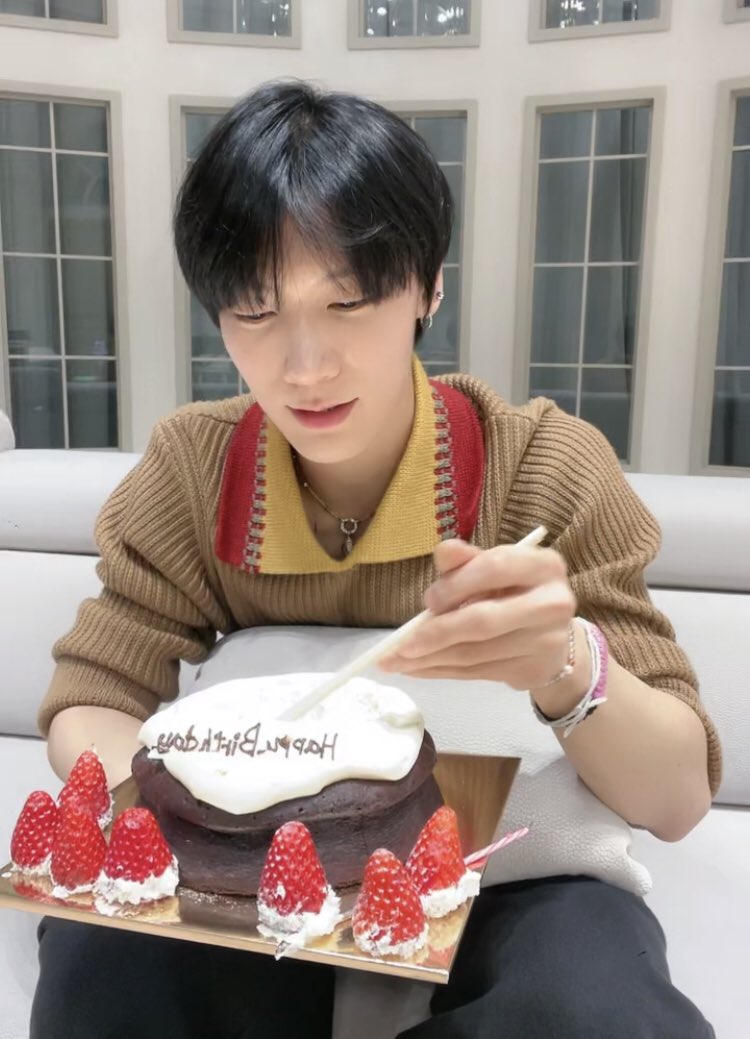 JnKimnoeymi's tweet photo. เตนล์ก็คือไม่กินผลไม้ แต่บนเค้กมันมีสตอเบอร์รี่ น้องก็เลยใช้ตะเกียบคีบออก แต่ก็บอกแฟนคลับว่าอย่าทำตามนะ พวกคุณยังวัยรุ่นอยู่ กินผลไม้เยอะๆมันดีต่อร่างกาย แล้วน้องก็ถามทีมงานว่าเค้กช็อคโกแลตใช่มั้ย ข้างในไม่มีผลไม้แน่นะ ฮือออ เอ็นดูอะ แต่ก็สงสัยว่าใครเตรียมให้ลูกชั้น ไม่รู้หรอ😠 https://t.co/LN4j8t9JTg