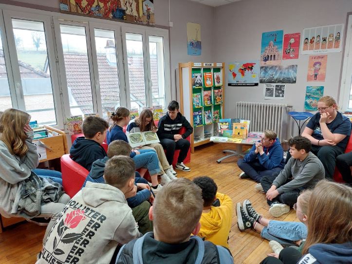 CollegeRecey's tweet photo. Projet #lecture 4e/cycle 1. Mme Gilles, conseillère pédagogique pour le 1er degré assure la formation lecture d’albums de nos collégiens. Restitution prévue au #château de Bussy Rabutin. #ecoledusocle #daac #eac #interdegre @MarieEAC21 https://t.co/TXhQ8IeZMd