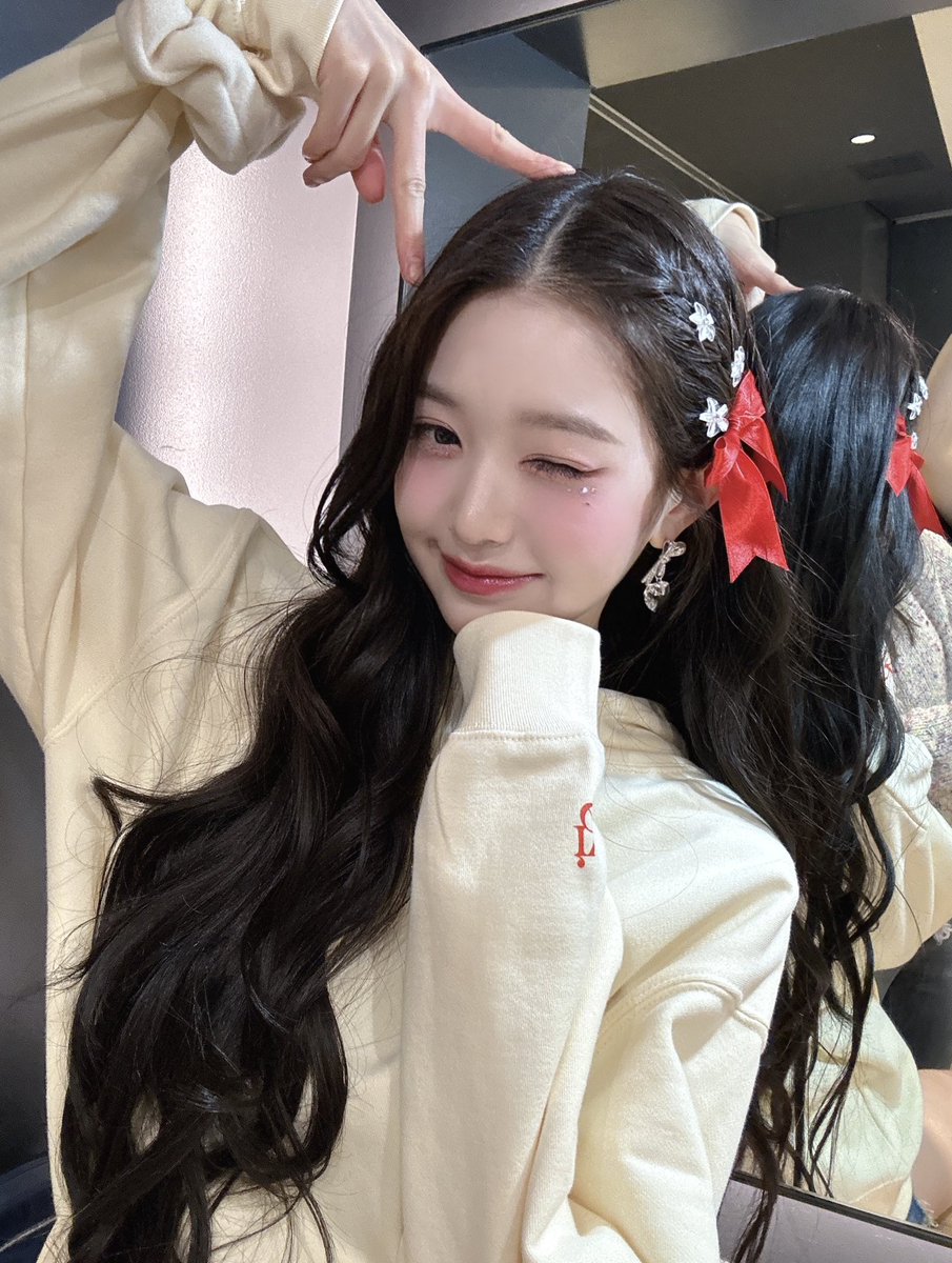 duskmelanchoIy's tweet photo. felt cute, might delete never (ღゝ◡╹)ノ♡ transforming again!! 원영 signing out~~ https://t.co/iGhUpWEsnM