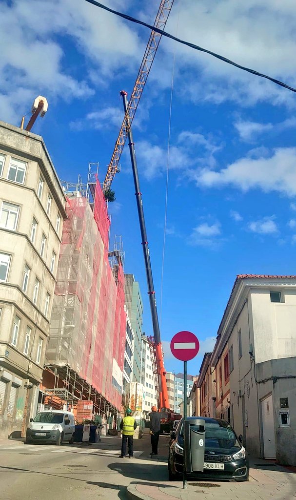 EloyTP's tweet photo. #Coruña - Hoy por el desmontaje de la grúa de obra 🏗 de la promoción #Anella estará cortada ⛔ la calle Nuestra Señora de Fátima.
Los esqueletos que llevaban años abandonados lucen ya sus nuevas fachadas.
#Aelca https://t.co/lIXjQza8GN