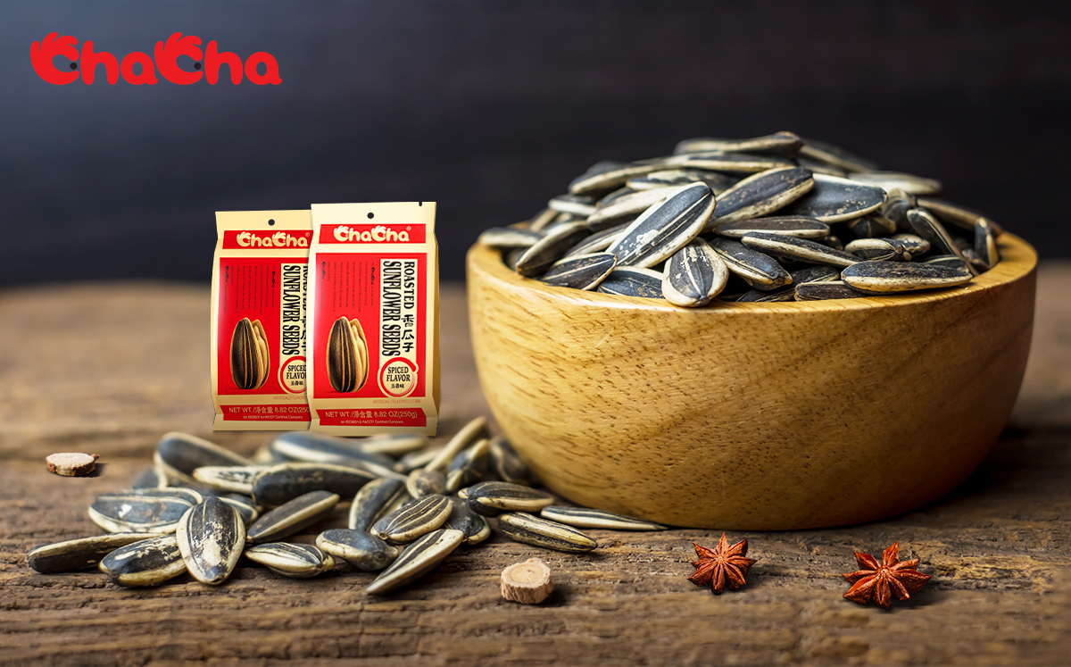 Chachafood_OFCL's tweet photo. #ChaChaGo How many people just like the spiced flavor sunflower seeds? With the secret Chinese herb recipe, boiled in a hundred flavors, and a 20-year history, the ChaCha spiced-flavor sunflower seeds is richly flavored and double crunch! #ChaChaMoment https://t.co/oErFSKDYsr